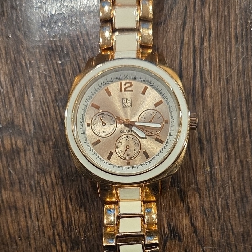 Luxurious Gold Women's Watch